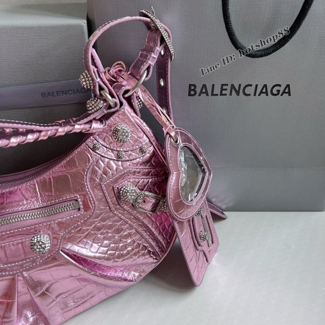 Balenciaga專櫃爆款肩背包 巴黎世家珠光粉鱷魚紋鑽石五金blingbling Le Cagole月牙包 fyj1590